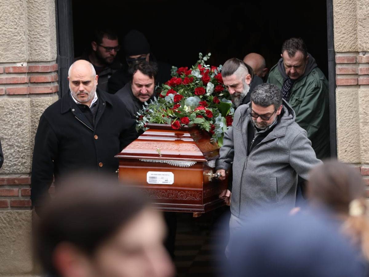 Majka ljubi kovceg (2).jpg