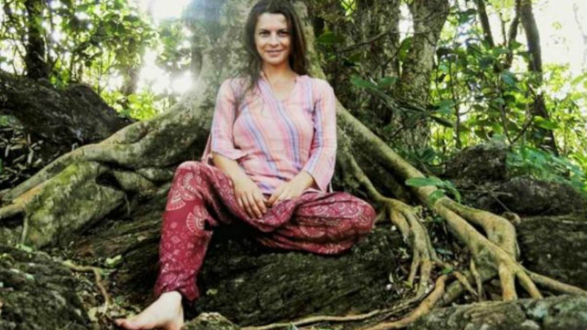 Marija Jakšić ispred drveta.jpg