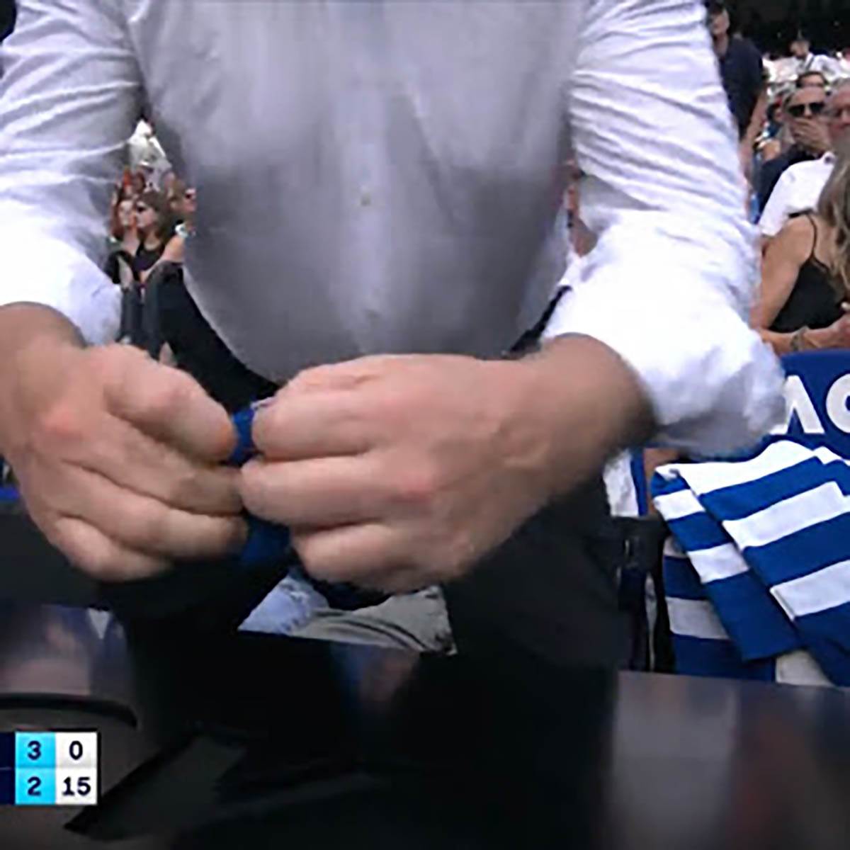 Mark Maden pokriva kameru (3).jpg