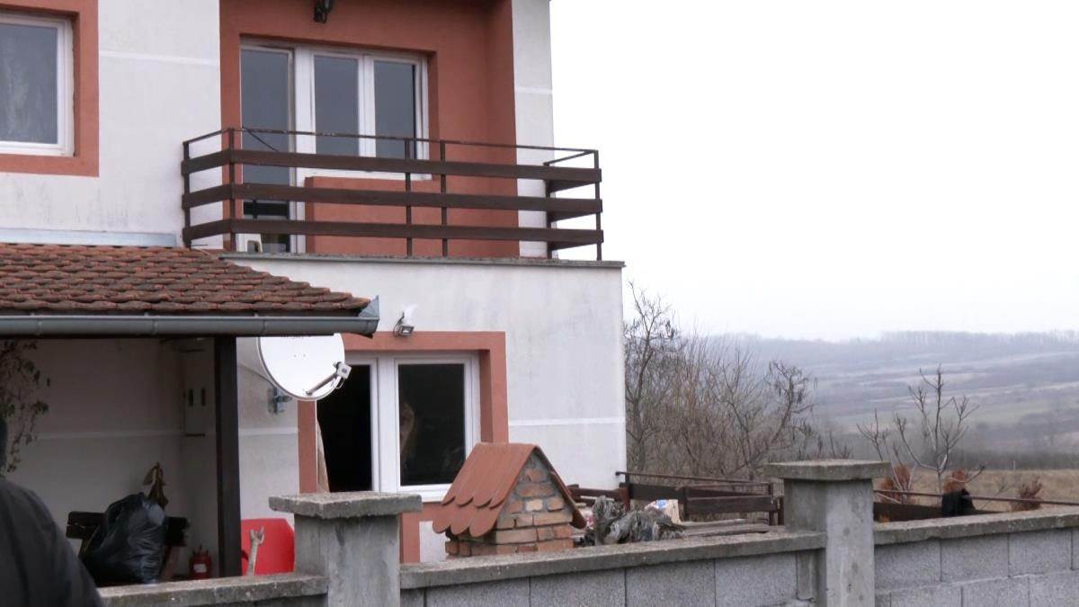 Potresne scene ispred staračkog doma u Barajevu (7).jpg