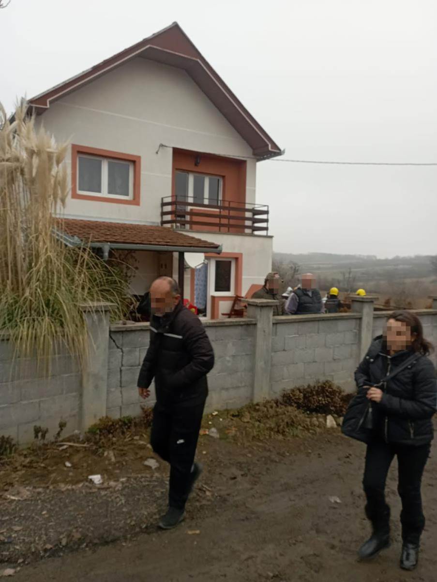 Potresne scene ispred staračkog doma u Barajevu (9).jpg