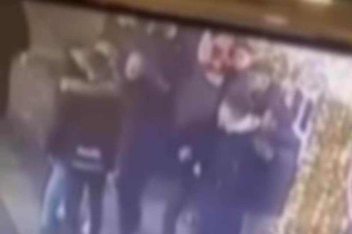 Tuča tinejdžera ispred pekare (3).jpg