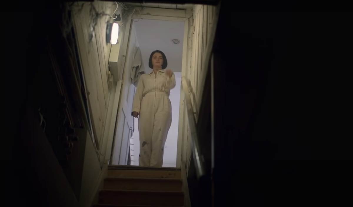 Behind Her Eyes, scene