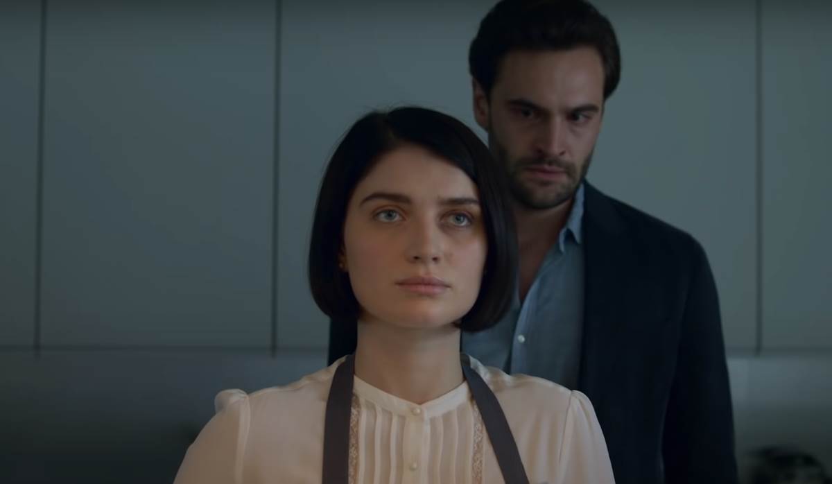 Behind Her Eyes, scena