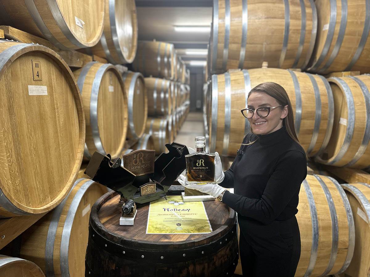 Šljivovica iz sela Viševac (2).jpg