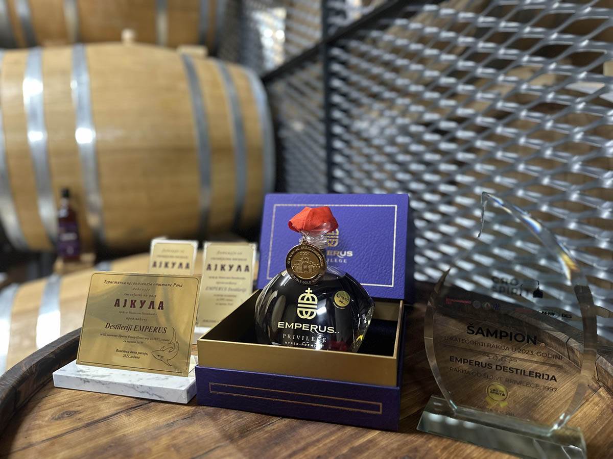 Šljivovica iz sela Viševac (1).jpg