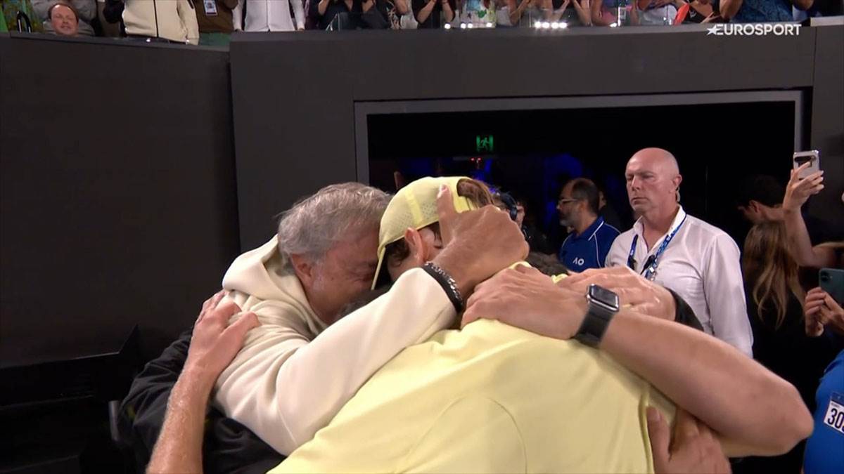 Janik Siner grli trenere koje je ukrao Novaku Đokoviću (2).jpg