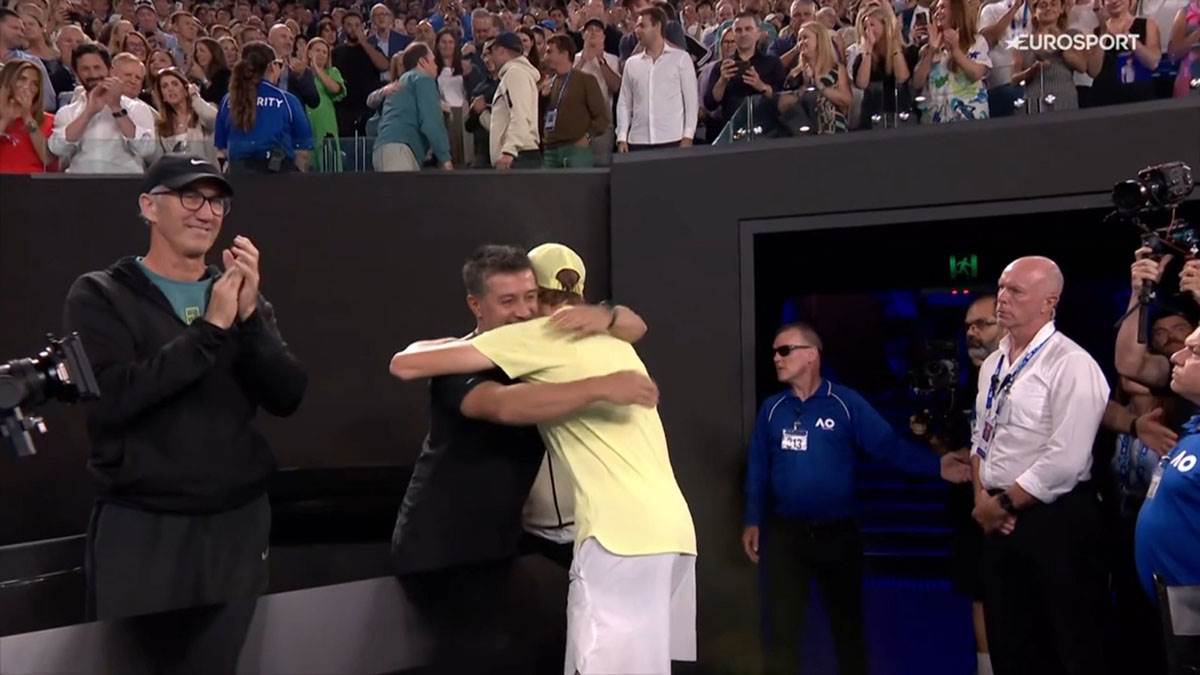 Janik Siner grli trenere koje je ukrao Novaku Đokoviću (1).jpg