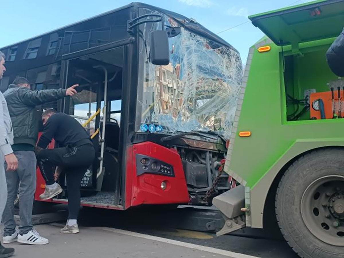 Sudar autobusa na Novom Beogradu (7).jpg