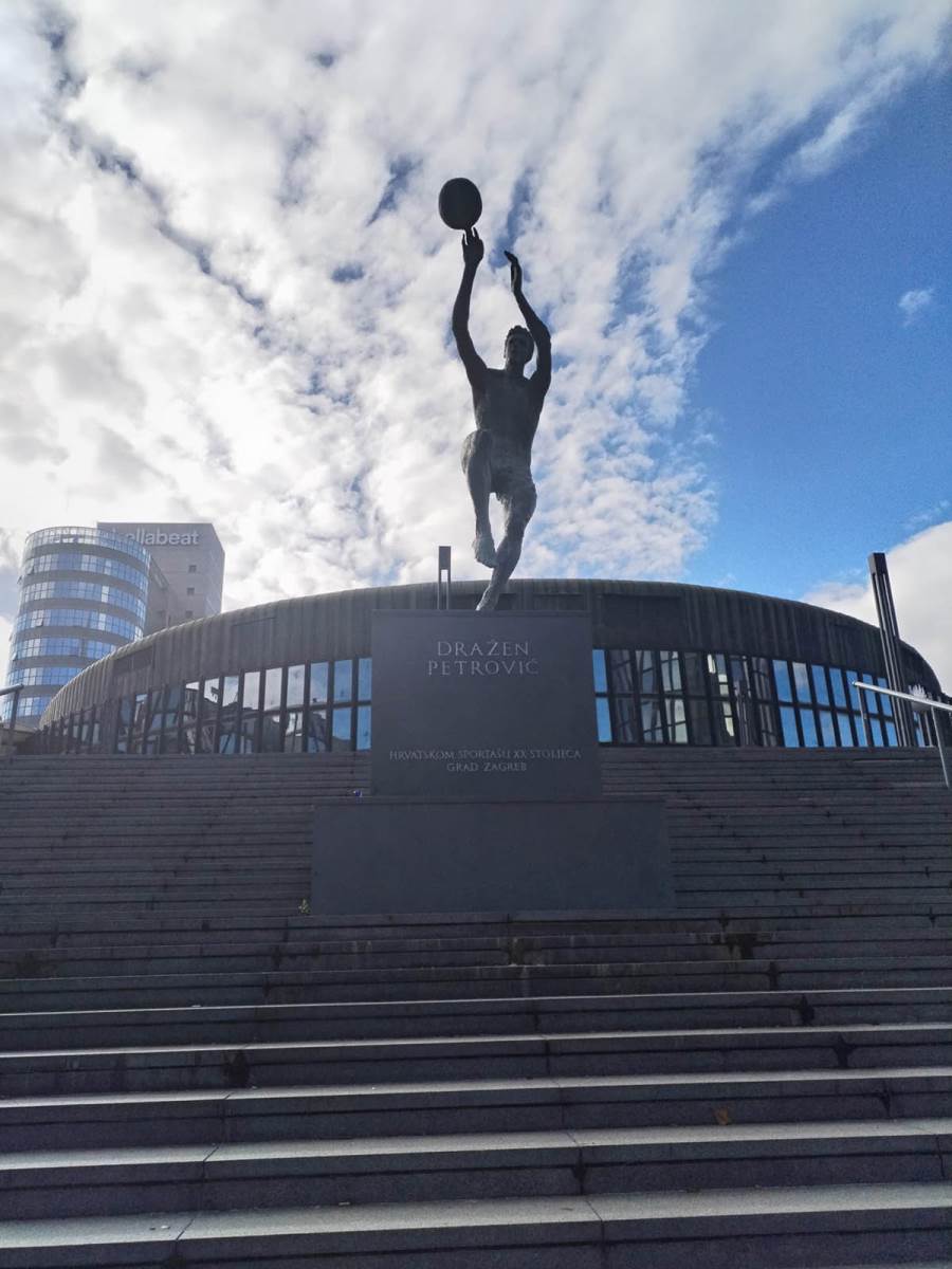 Dražen Petrović statua (1).jpg