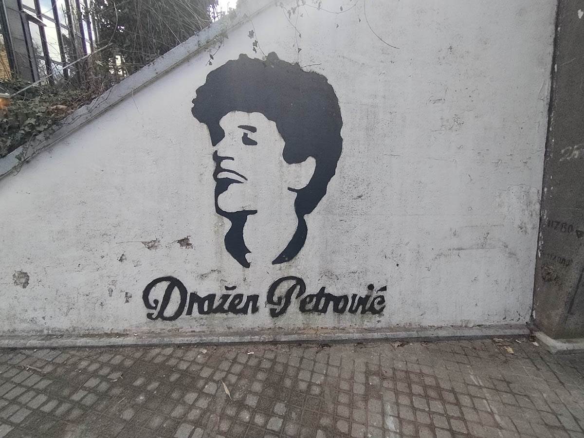 Dražen Petrović statua (10).jpg