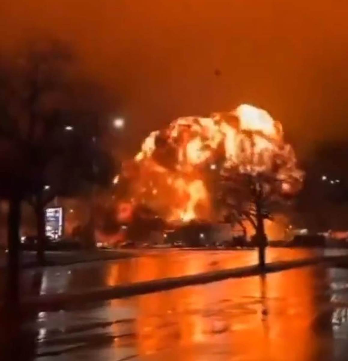 Trenutak eksplozije nakon pada medicinskog transportnog aviona u Filadelfiji  (2).jpg