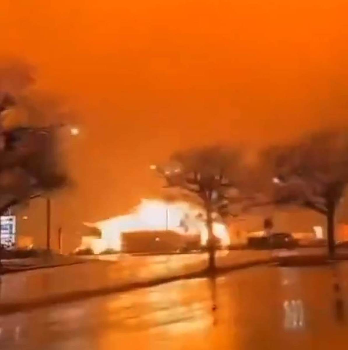 Trenutak eksplozije nakon pada medicinskog transportnog aviona u Filadelfiji  (7).jpg