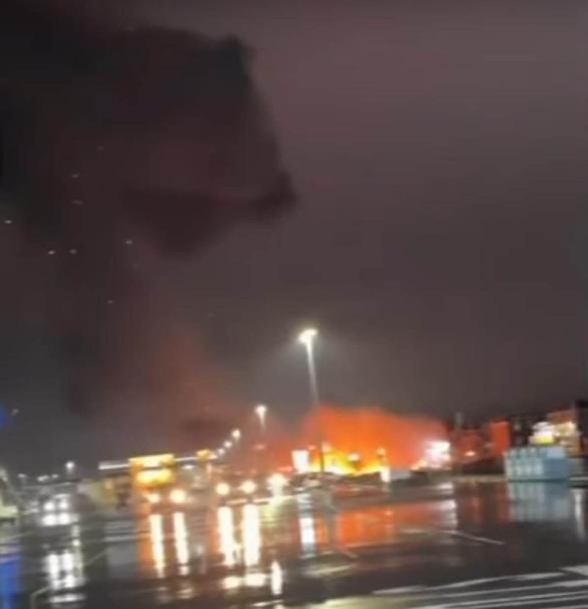 Trenutak eksplozije nakon pada medicinskog transportnog aviona u Filadelfiji  (1).jpg