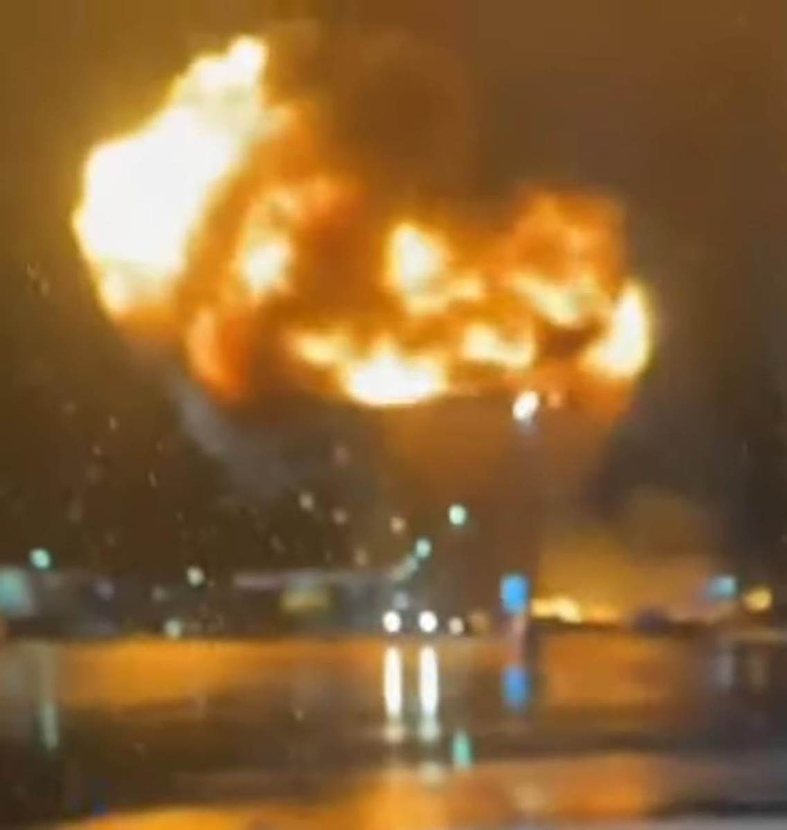 Trenutak eksplozije nakon pada medicinskog transportnog aviona u Filadelfiji  (3).jpg