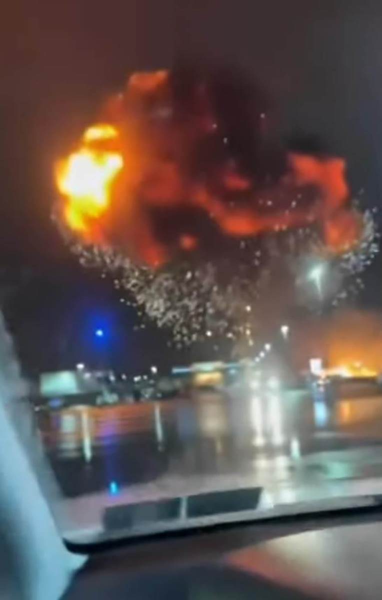 Trenutak eksplozije nakon pada medicinskog transportnog aviona u Filadelfiji  (6).jpg