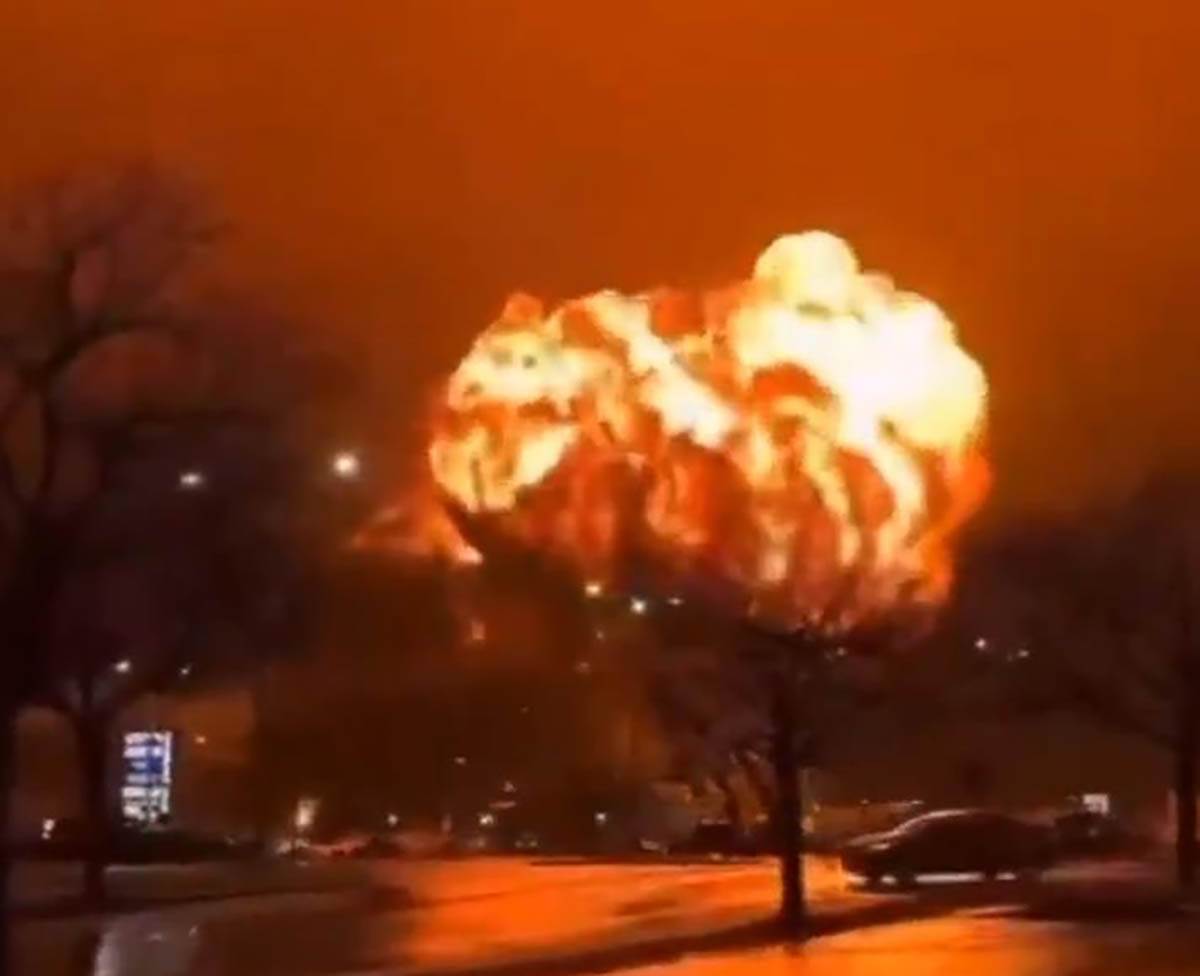 Trenutak eksplozije nakon pada medicinskog transportnog aviona u Filadelfiji