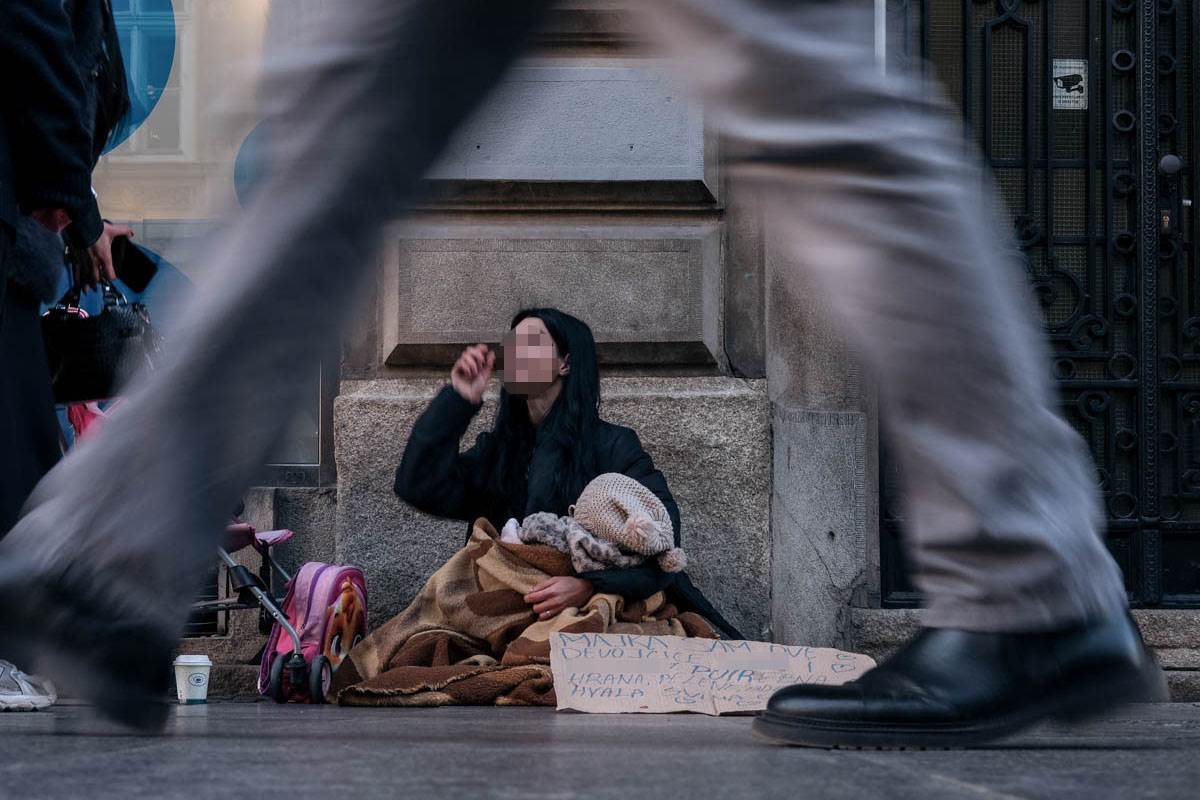 Devojka koja prosi u Knezu (2).jpg