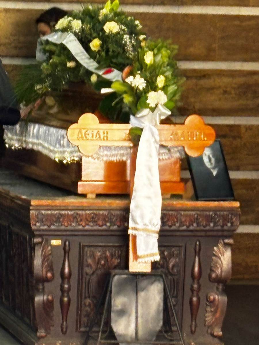 Potresne scene bivše žene i sina Dejana Matića na sahrani