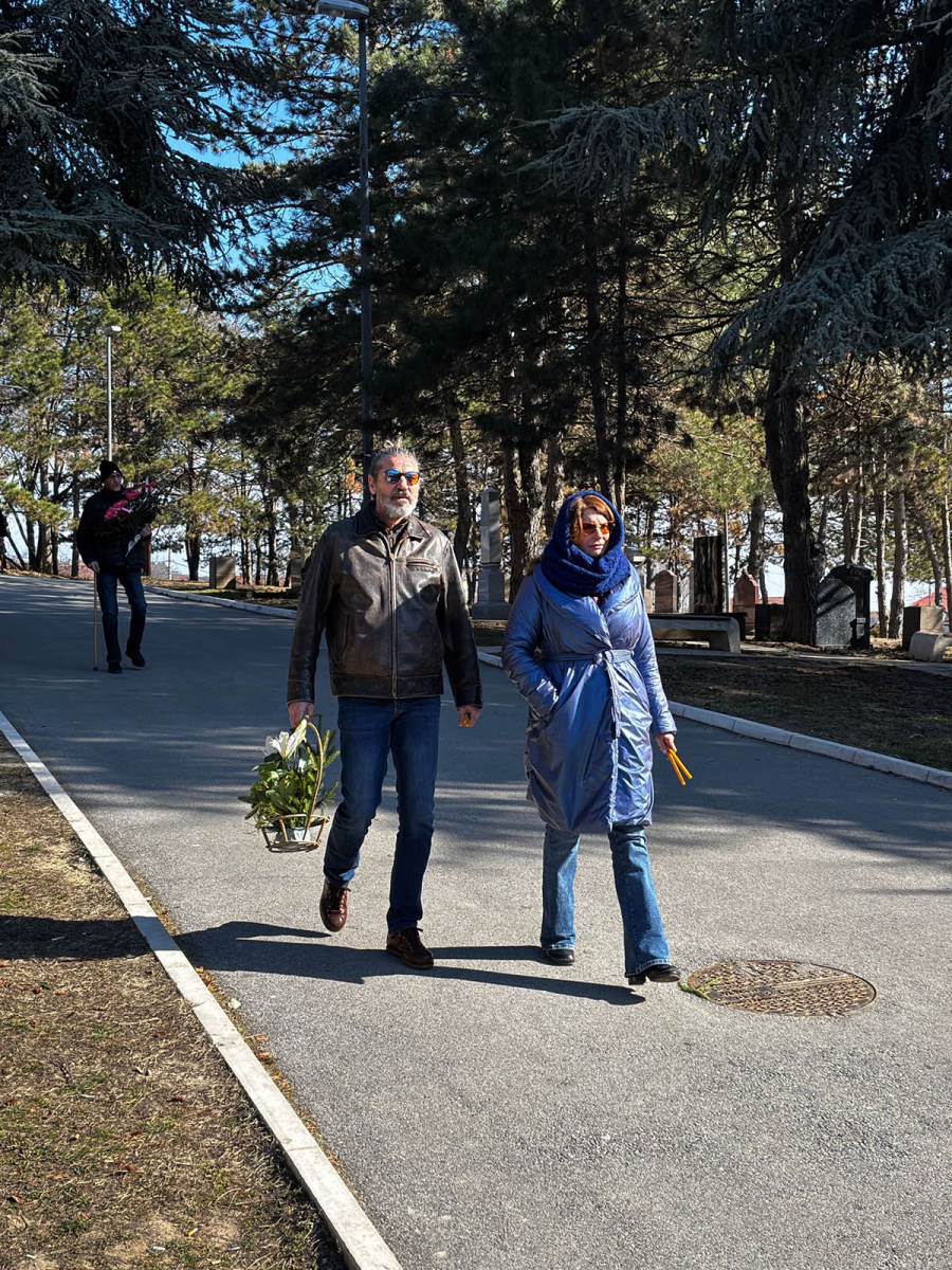 Potresne scene bivše žene i sina Dejana Matića na sahrani