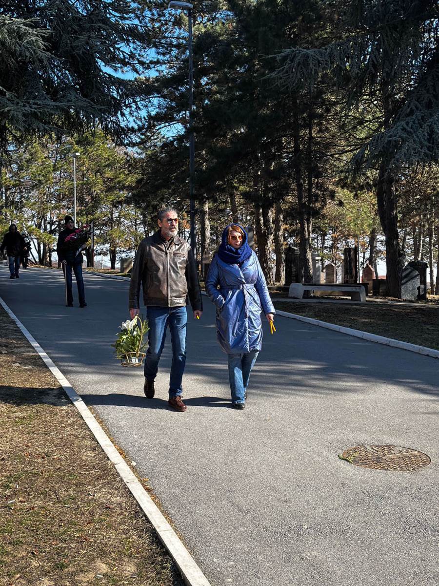 Potresne scene bivše žene i sina Dejana Matića na sahrani