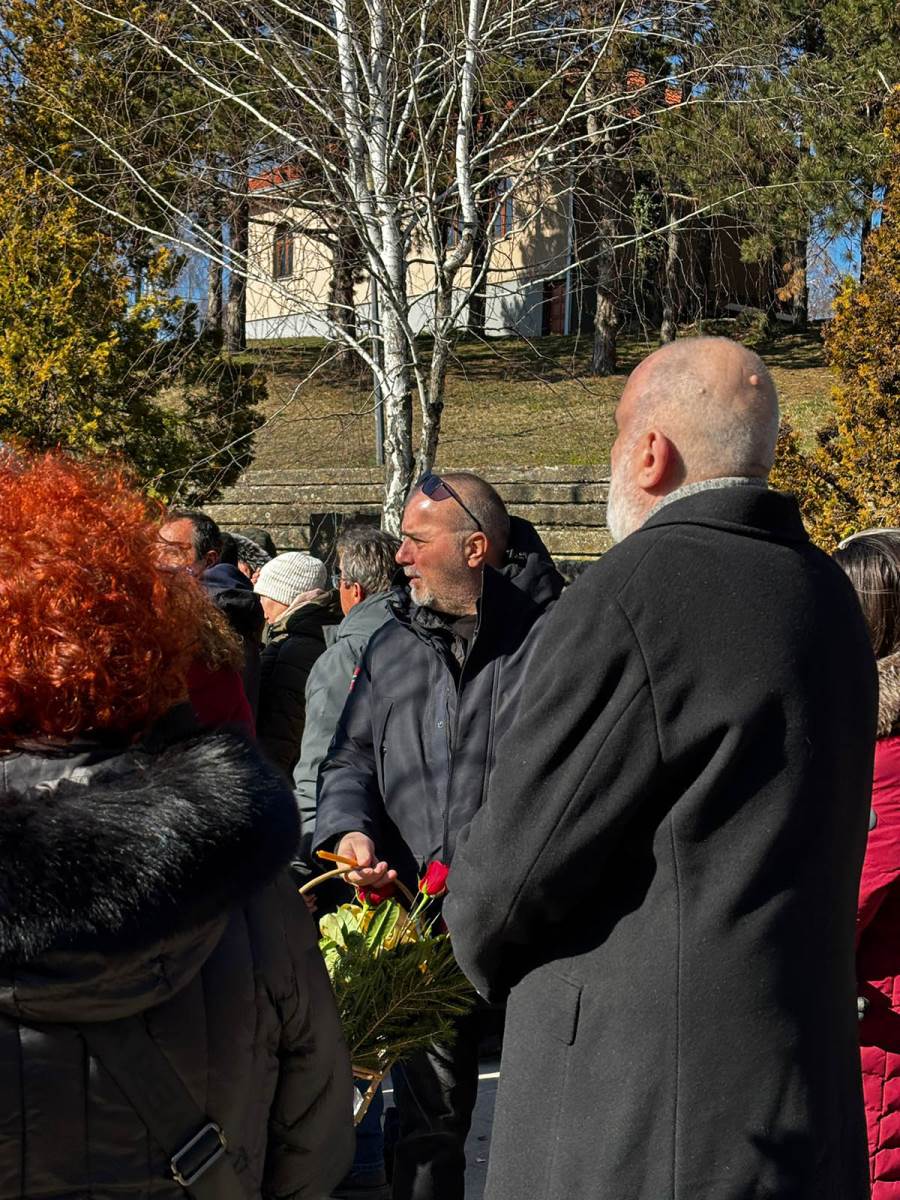 Potresne scene bivše žene i sina Dejana Matića na sahrani