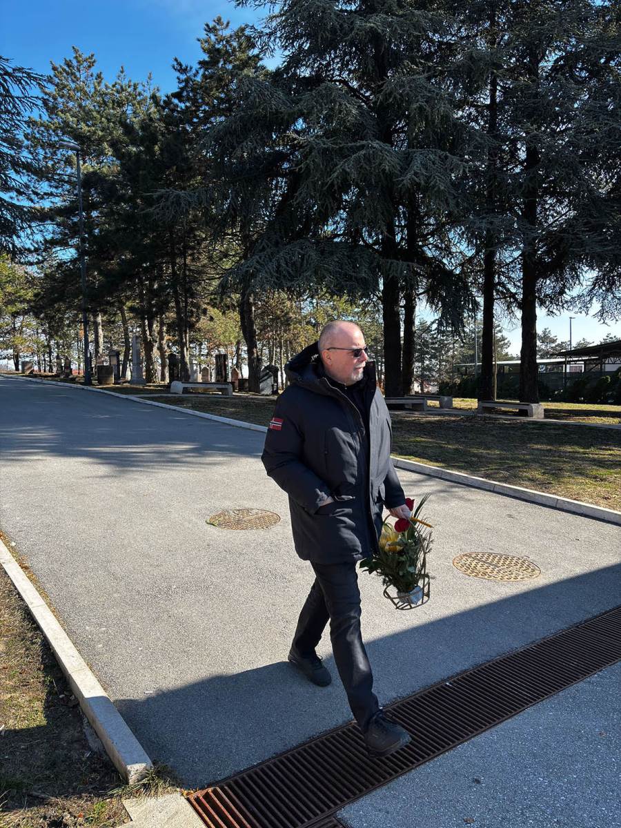 Potresne scene bivše žene i sina Dejana Matića na sahrani