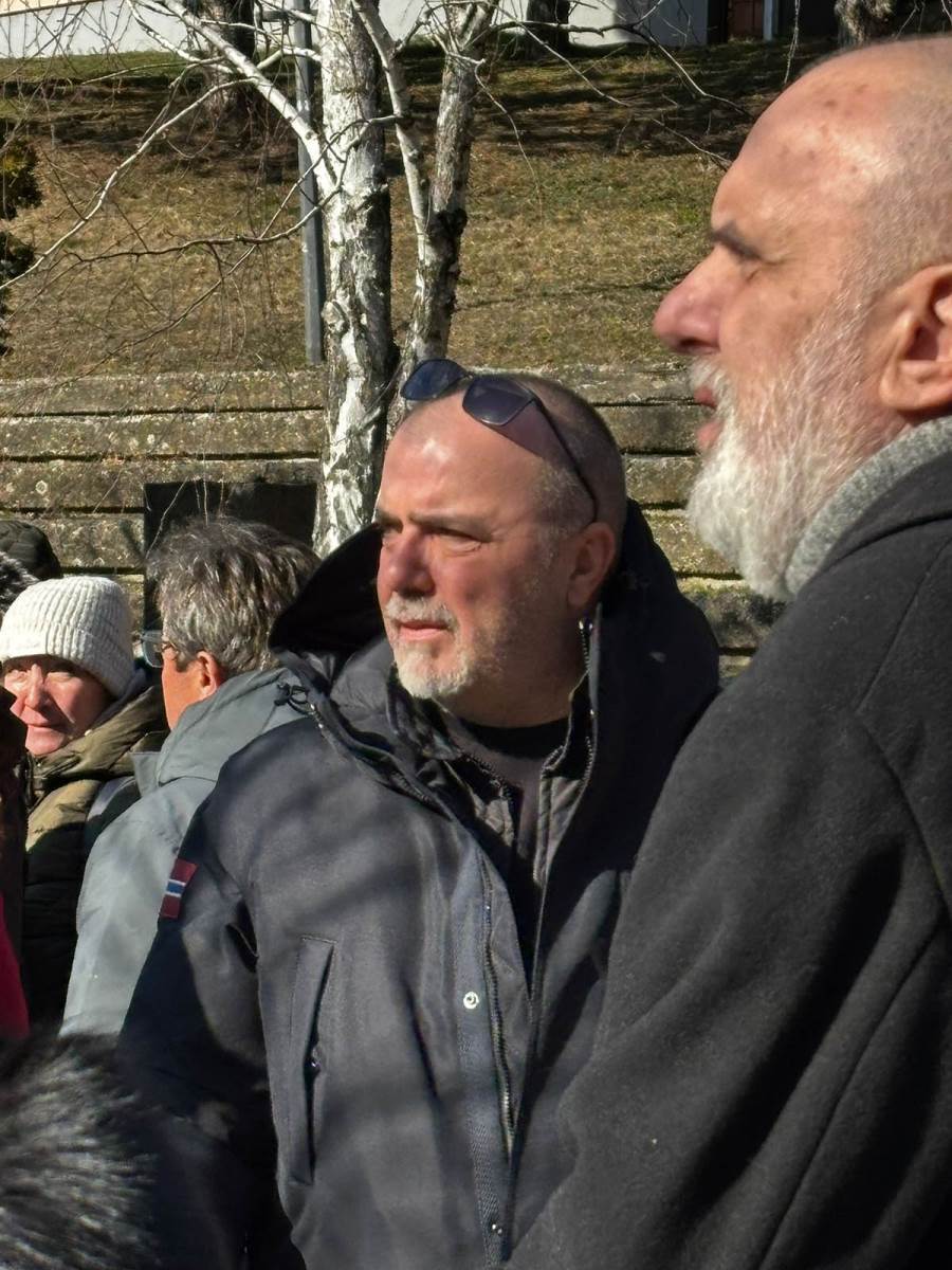 Potresne scene bivše žene i sina Dejana Matića na sahrani