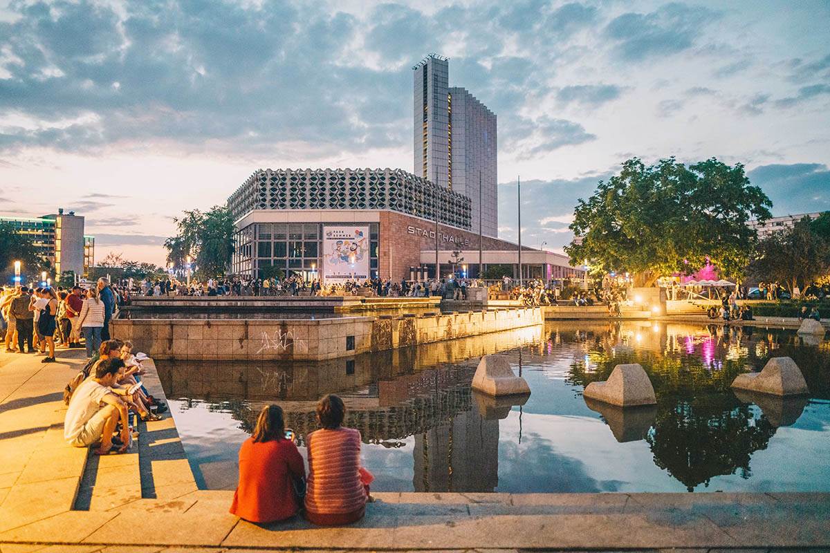 Chemnitz_Personen_vor_dem_Brunnen_an_der_Stadthalle copy.jpg