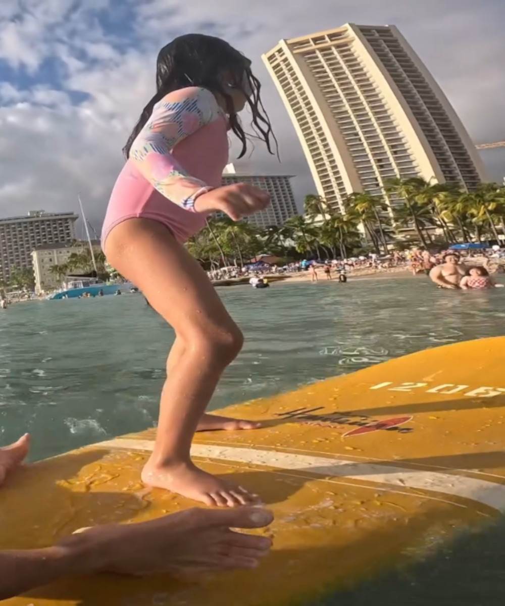 Jelisaveta Orašanin ćerka surfuje na Hvajima.jpg