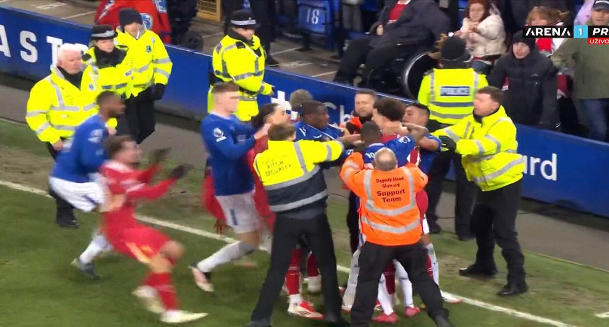 Tuča na meču Everton Liverpul.jpg