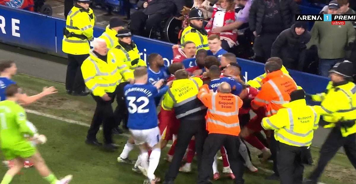 Tuča na meču Everton Liverpul3.jpg