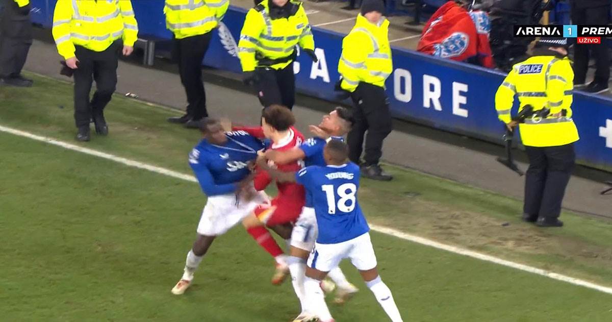 Tuča na meču Everton Liverpul4.jpg