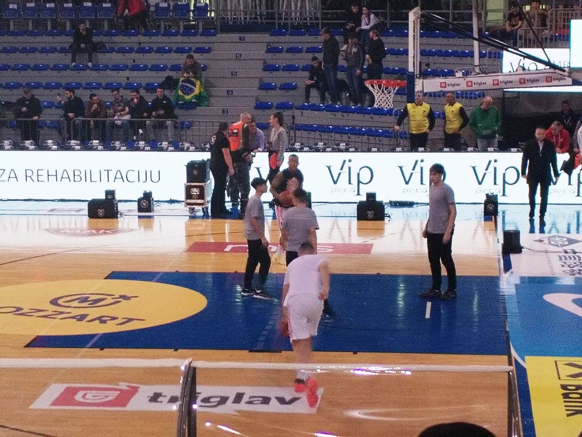 Ognjen Dobrić se zagreva za meč u opremi a.jpeg