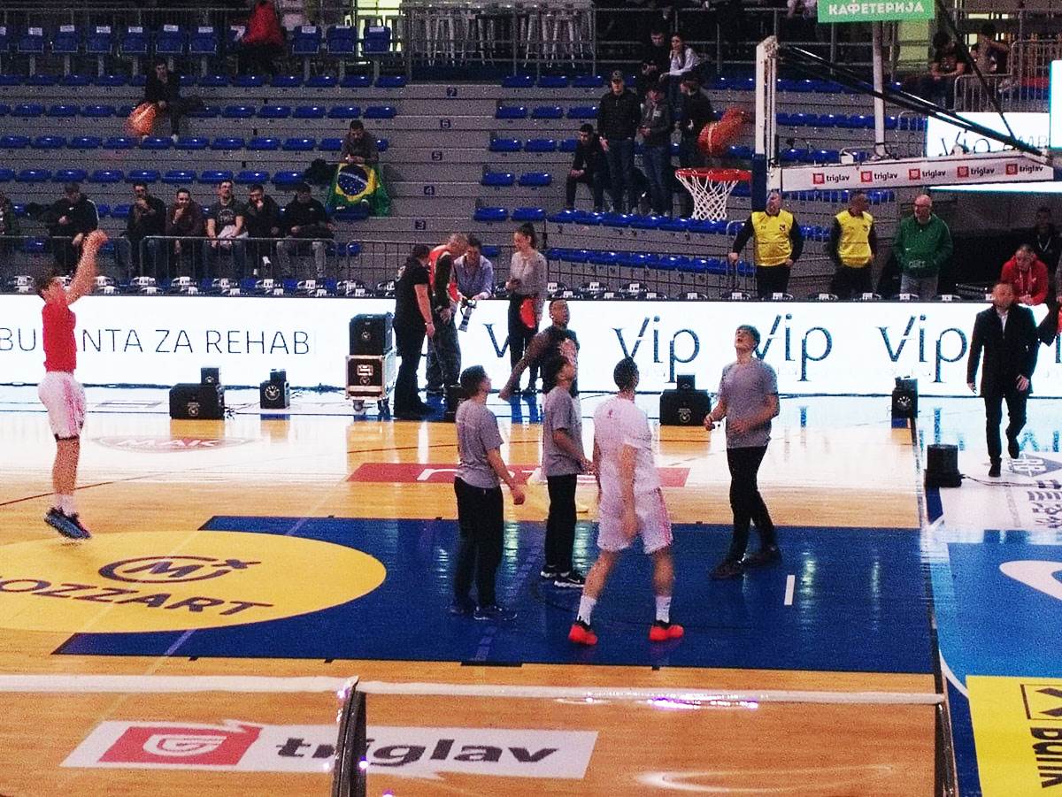 Ognjen Dobrić se zagreva za meč u opremi b.jpeg