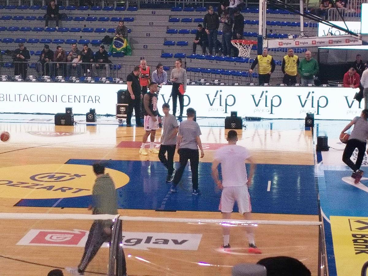 Ognjen Dobrić se zagreva za meč u opremi c.jpeg