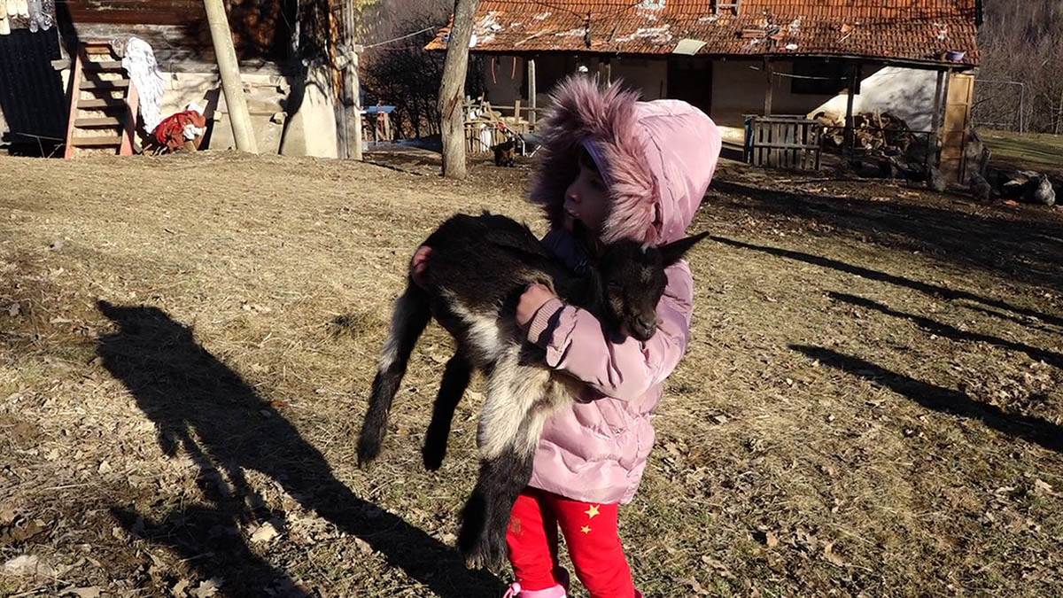 Tamara i Nemanja se iz grada vratili na selo