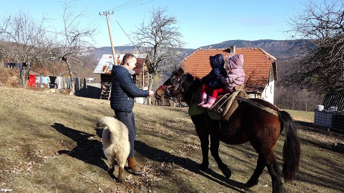 Tamara i Nemanja se iz grada vratili na selo
