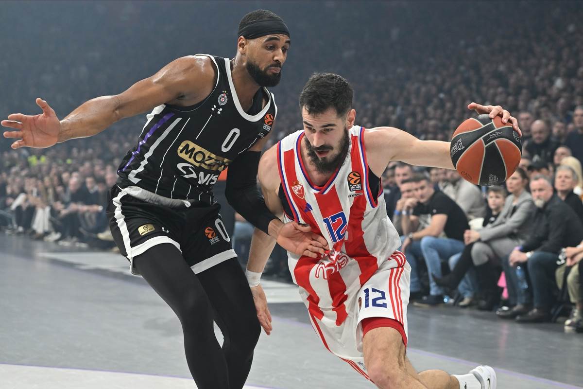 Brendon Dejvis i Nikola Kalinić u duelu na večitom derbiju.