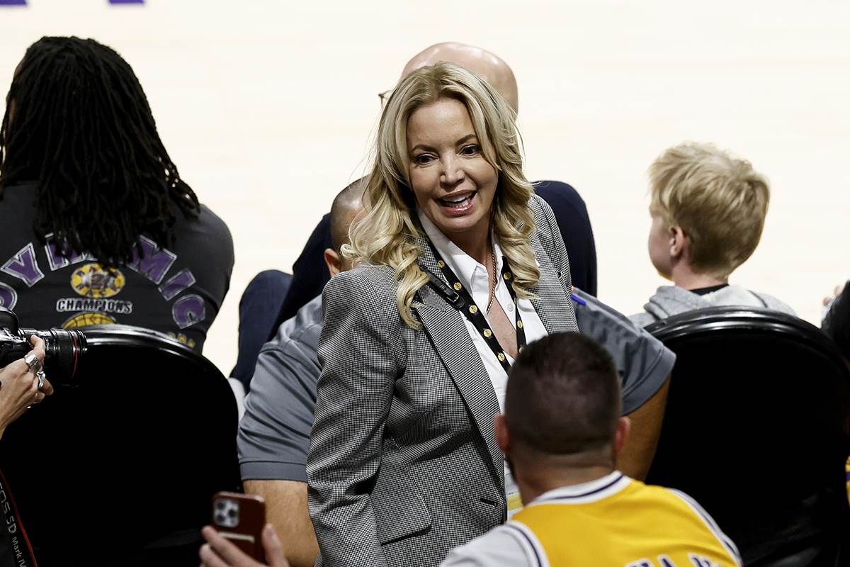 Vlasnica Lejkersa Džini Bas.