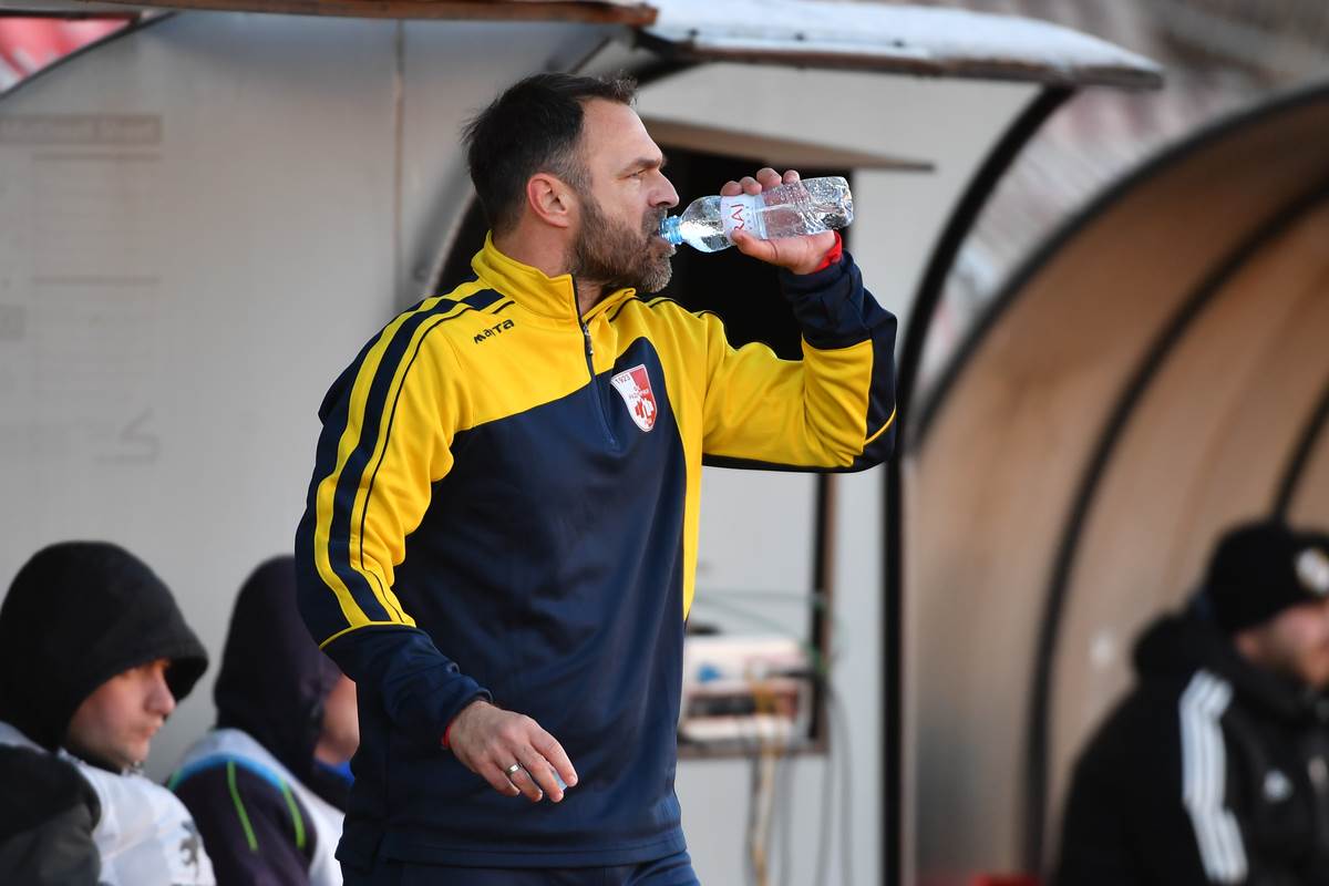 Nikola Drinčić pije vodu na utakmici