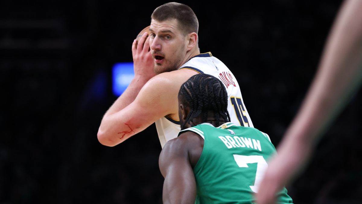 Nikola Jokić u duelu protiv Džejlena Brauna