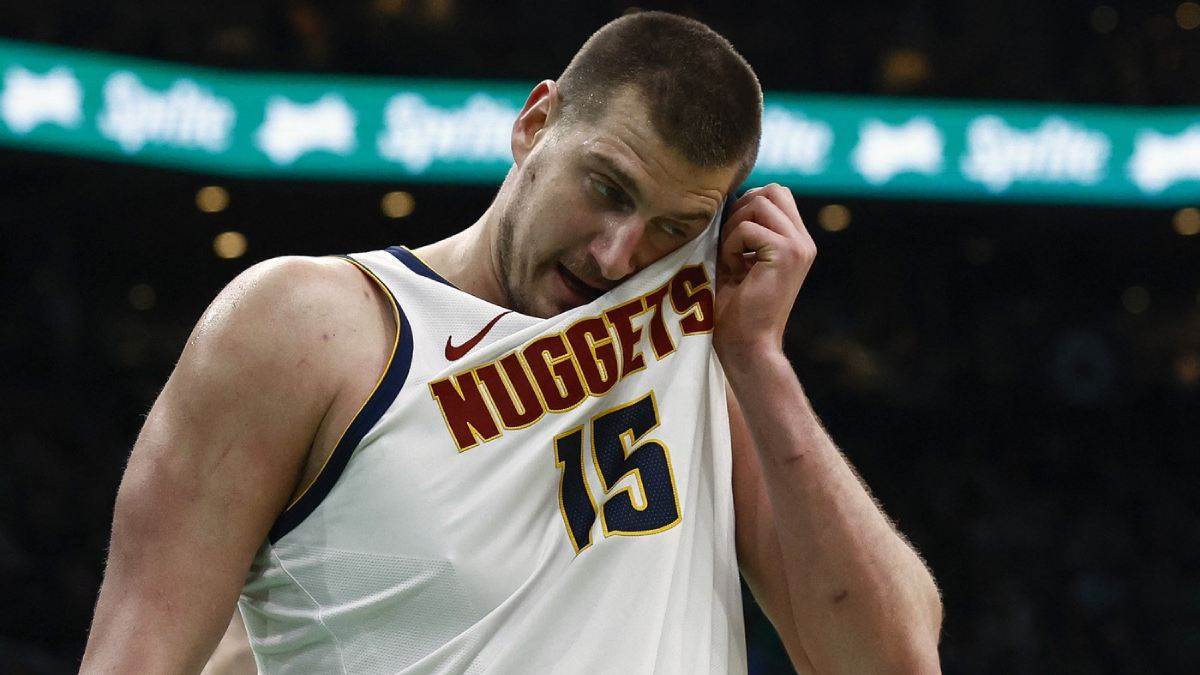 Nikola Jokić briše znoj dresom