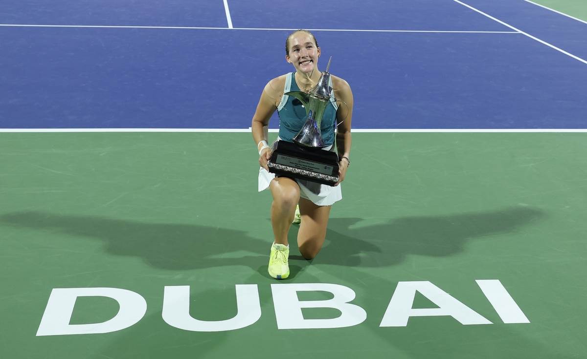 Mira Andrejeva drži pehar Dubaija