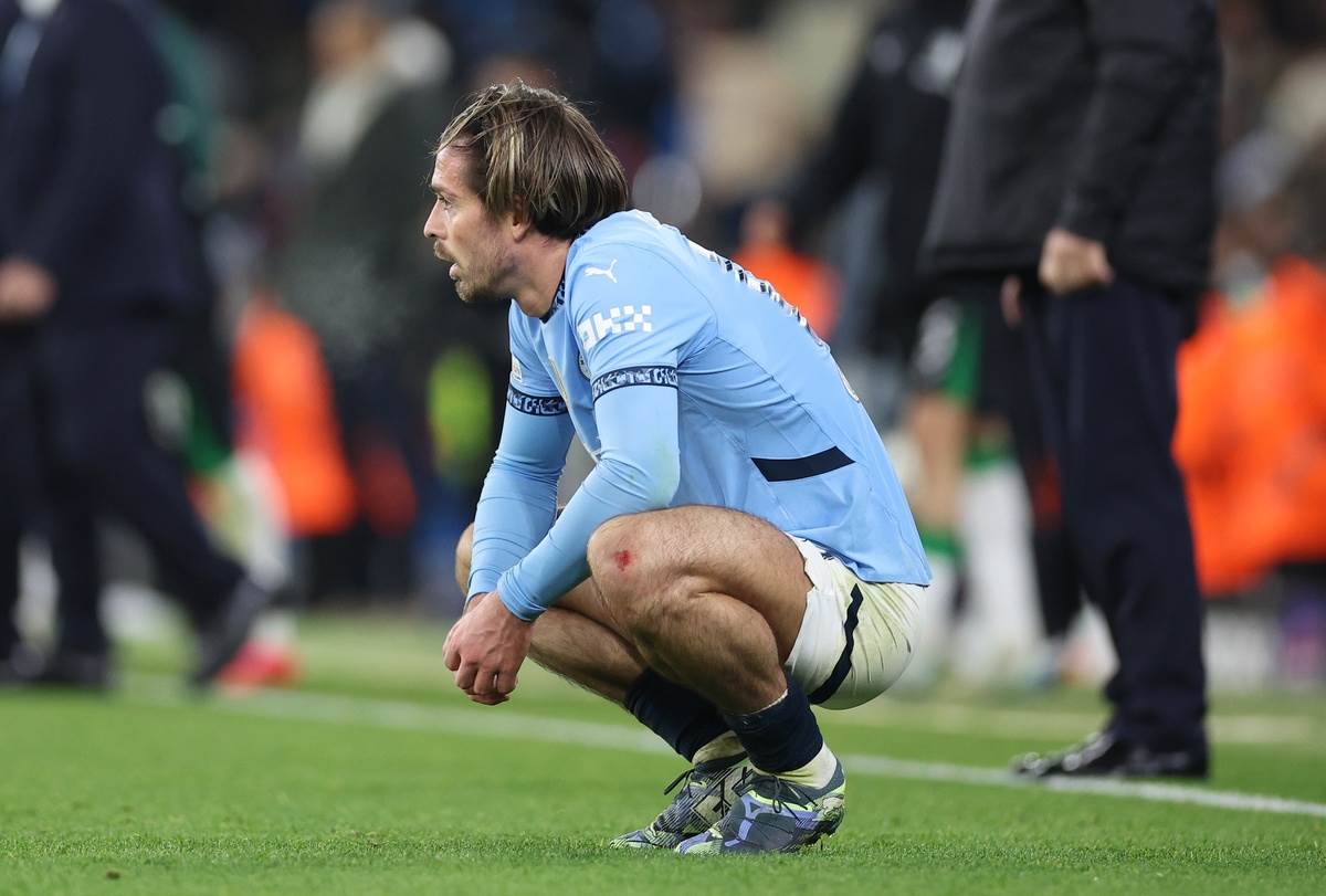 Džek Griliš kleči