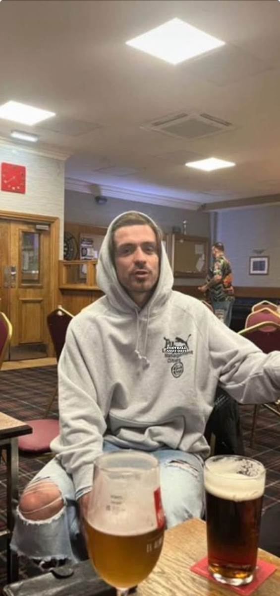 Džek Griliš pijan u pabu