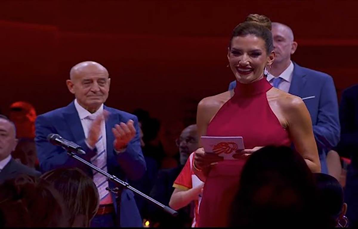 Jovana Joksimović vodi rođendan Crvene zvezde (9).jpg