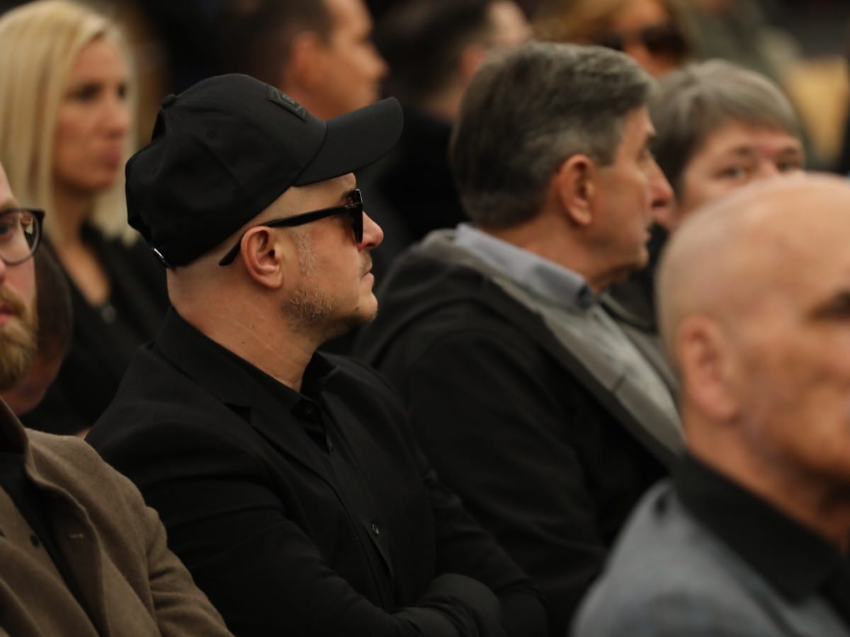 Lepa Brena ne može da prestane da plače na komemoraciji, Viktor je pridržava