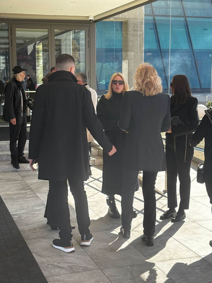 Zivojinovici napustili salu (3).jpg