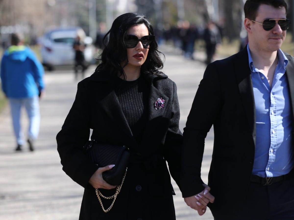 Tanja Savić na sahrani Saše Popovića